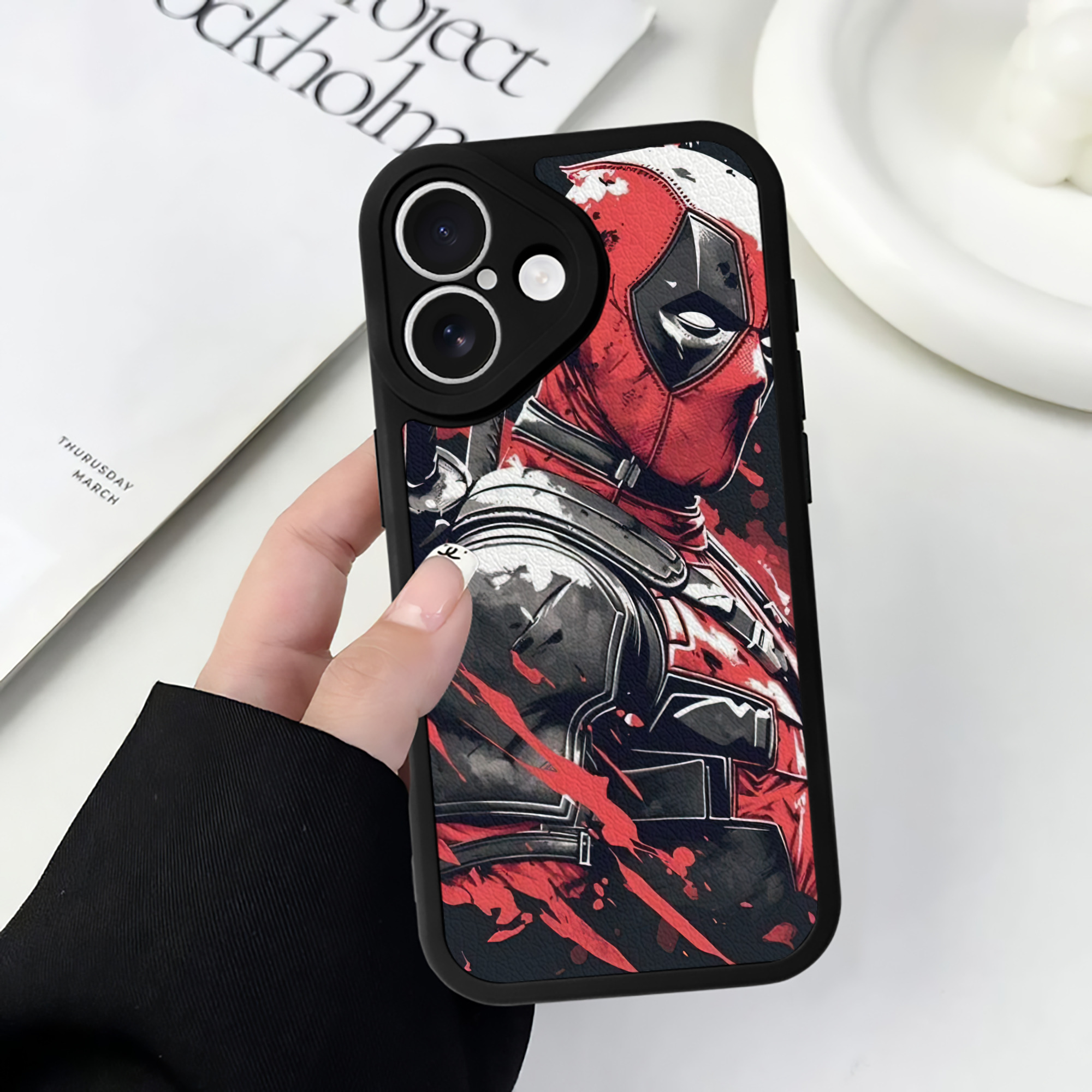 （画像用） Deadpool デッドプール 【iPhone 16シリーズ対応】シリコンスマホケース（レザー調） 材質：シリコン